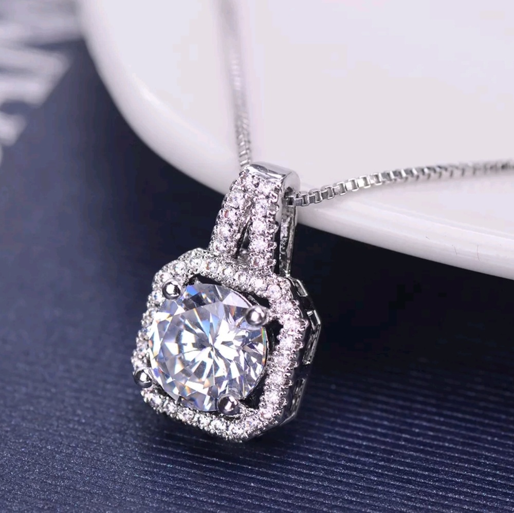 Single Crystal Stone Silver Tone Necklace